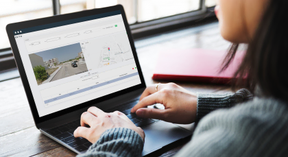 L'utente analizza i dettagli dell'incidente e i dati cartografici sullo schermo di un computer portatile