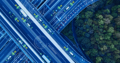 Autostrada con veicoli che visualizzano sovrapposizioni di dati sulla guida connessa e autonoma