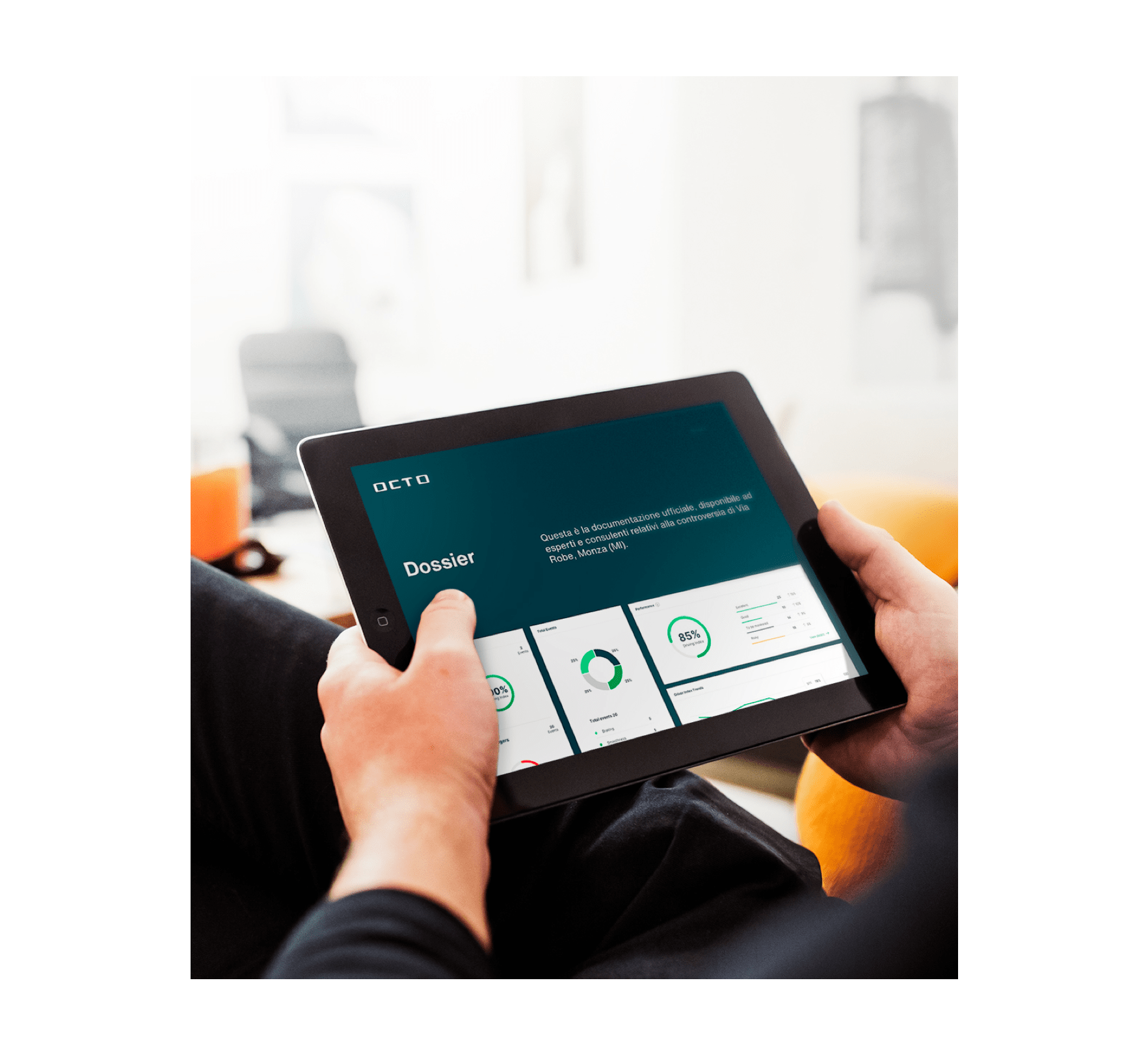 Tablet che visualizza i dettagli della gestione degli incidenti e dei sinistri con mappa e visualizzazione dei dati