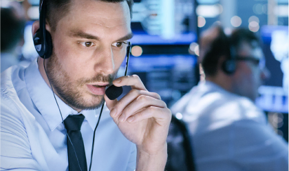 Operatore di call center che utilizza una cuffia in un ambiente di controllo