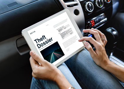 Tablet in auto con report 'Theft Dossier' su furti stradali, sicurezza veicoli e servizi telematici di analisi incidenti e assistenza proattiva