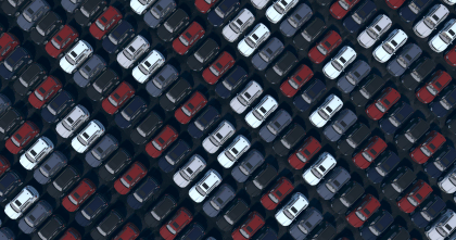 Vista dall'alto di una flotta di veicoli parcheggiati, che rappresenta le soluzioni di gestione della flotta e telematicheOltre 20 paesi con programmi implementati