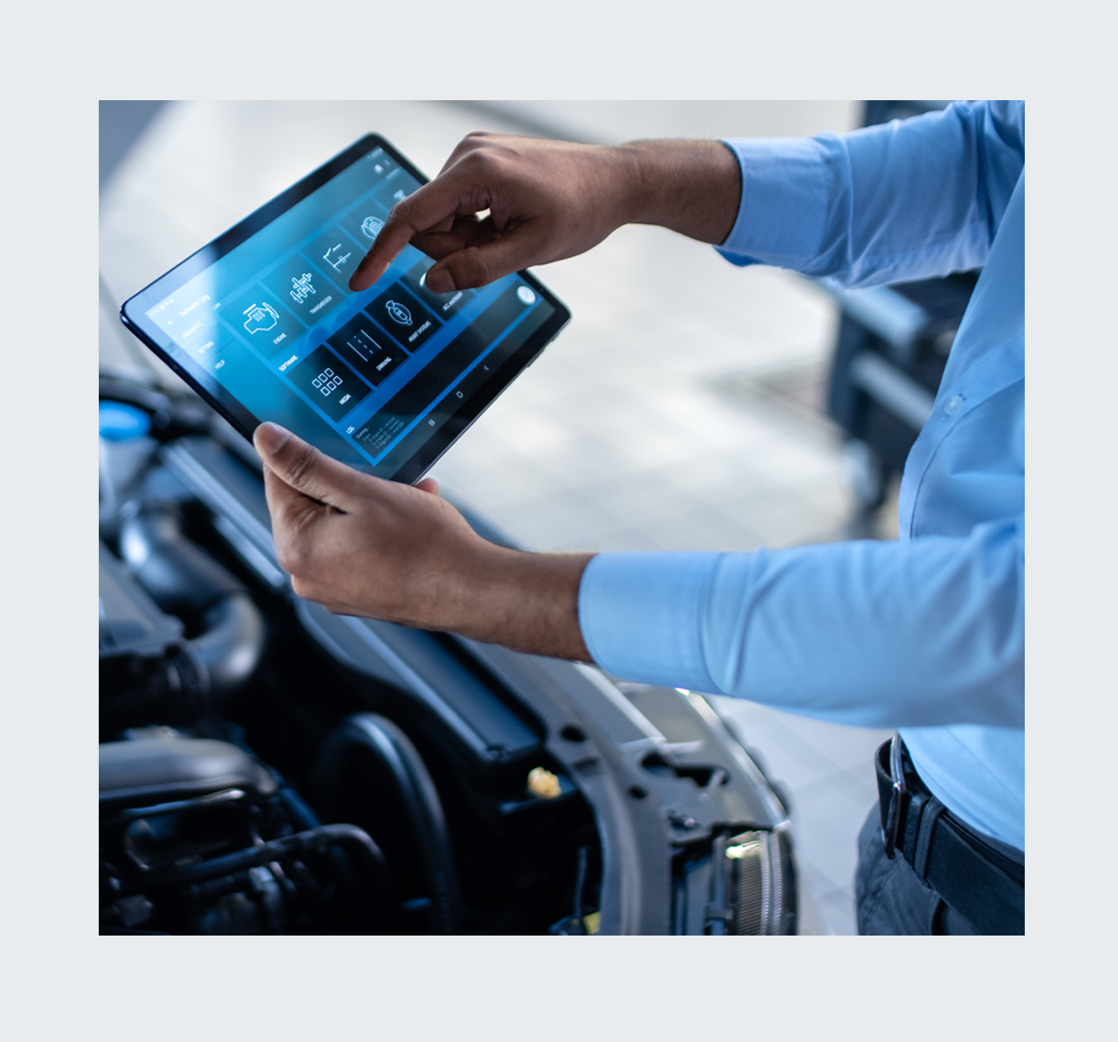 Gestione flotte: tecnico utilizza tablet per monitorare dati diagnostici, consumo carburante e manutenzione in tempo reale