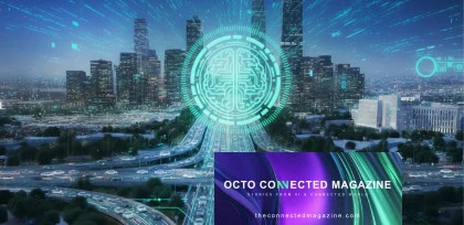 Visual futuristica di una città intelligente al tramonto, con grattacieli illuminati e strade affollate da auto connesse. Al centro, un simbolo digitale a forma di cervello rappresenta l'intelligenza artificiale e la connettività. In basso a destra, una sezione grafica mostra il logo della rivista 