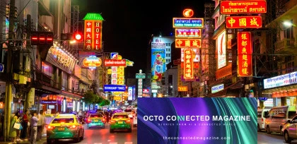 Strada di Chinatown a Bangkok di notte, illuminata da numerose insegne al neon rosse e gialle con scritte cinesi e thailandesi; traffico intenso con taxi colorati e persone sui marciapiedi. In primo piano compare un banner grafico con la scritta “Octo Connected Magazine – Stories from AI & Connected World